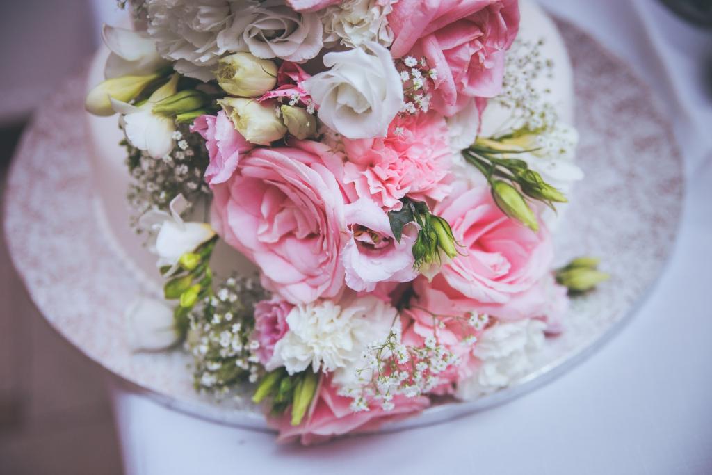 dekoracja tortu weselnego kwiatami