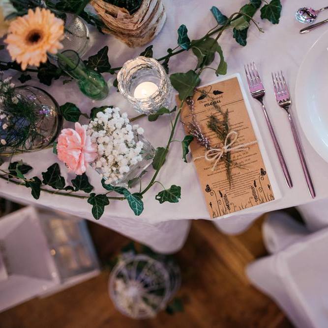rustykalna dekoracja stołu pary młodej